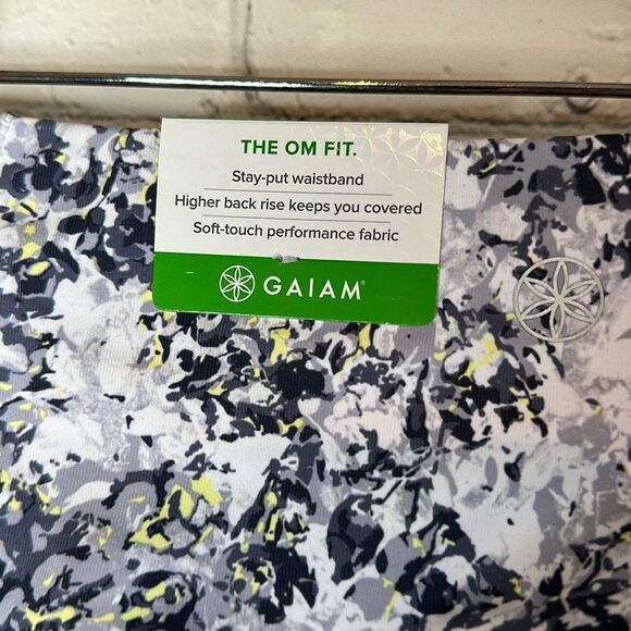 Gaiam Women’s Om Highrise Yoga Capri size xs New with tags Cell Pocket - Picture 5 of 7